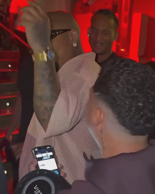 Bulin 47 AI clip: the freestyler throws one arm up as the crowd behind him smiles