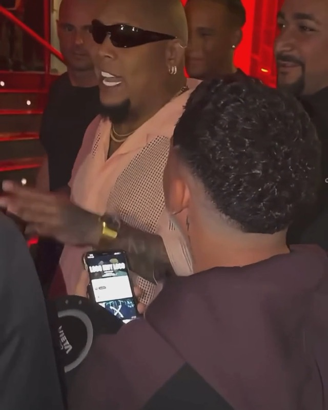 Bulin 47 AI clip ending: the freestyler laughs with the people around him on the lit staircase
